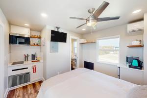 1 dormitorio con 1 cama y ventilador de techo en Beach 5 Villas #B2 en Fernandina Beach