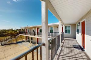 una veranda di una casa con balcone di Beach 5 Villas #B2 a Fernandina Beach