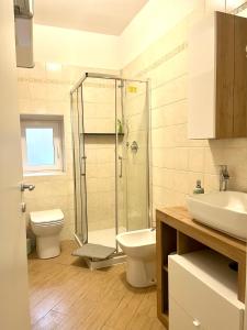 La salle de bains est pourvue d'une douche, de toilettes et d'un lavabo. dans l'établissement Vicolo Corto Casa Sissi, à Rapallo