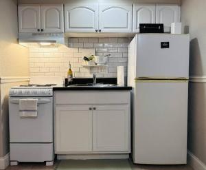 Køkken eller tekøkken på Charming Jax Apt for 4 with free parking + 7 billeder