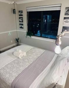 En eller flere senge i et værelse på Charming Jax Apt for 4 with free parking