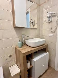 La salle de bains est pourvue d'un lavabo et d'un miroir. dans l'établissement Vicolo Corto Casa Sissi, à Rapallo