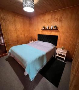 A bed or beds in a room at Acogedora Casa de Campo Mocopulli