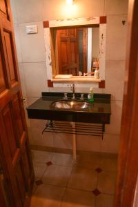 y baño con lavabo y espejo. en Casabunda Multiespacio, habitación privada en el centro en Salta