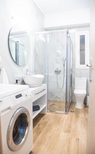 ein Bad mit einer Dusche, einem WC und einem Waschbecken in der Unterkunft Joanna's apartments in Alexandroupoli