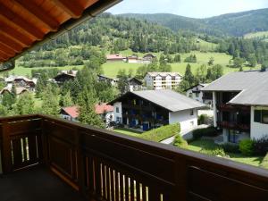 einen Blick vom Balkon eines Resorts in der Unterkunft Haus Martina by ISA AGENTUR in Bad Kleinkirchheim