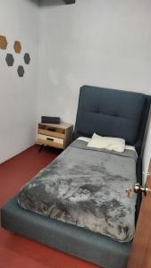 Giường trong phòng chung tại VERSALLES rooms