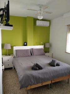 Postel nebo postele na pokoji v ubytování Spacious 1 bedroom apartment, Nerja centre 3i