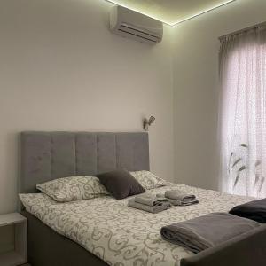 Un dormitorio con una cama con dos toallas encima. en Apartmani Krtolica, en Novi Sad
