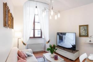 un soggiorno con divano e TV di Il Casato a Siena