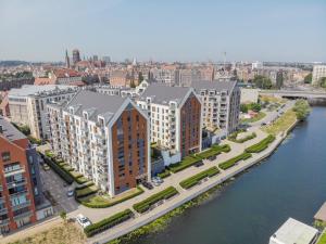 una vista aérea de los edificios situados junto a un río en Motlawa Riverview Apartment OIdtown, en Gdansk