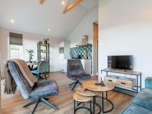 - un salon avec un canapé et une table dans l'établissement Abs Blokhut, à Putten
