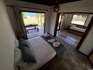 Un dormitorio con una cama y una puerta corrediza de vidrio. en Casa Cajueiro - Os Navegantes, en Icaraí