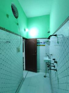 uma casa de banho com um lavatório, um chuveiro e um espelho. em Divisha PG House Sharing Beds Only for boys em Bareli