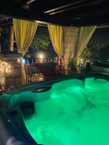 een zwembad in een resort 's nachts bij Villa Toscana in Varaždin