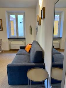 - un salon avec un canapé bleu et un miroir dans l'établissement Vicolo Corto Casa Sissi, à Rapallo