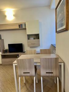- une salle à manger avec une table et deux chaises dans l'établissement Vicolo Corto Casa Sissi, à Rapallo