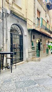 un bâtiment avec une porte ouverte dans une rue dans l'établissement BlessingNarrowStreet95, à Naples