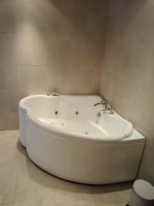 een groot wit bad in de badkamer bij Huvila Lohja in Lohja