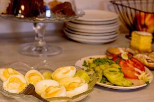 een tafel met een bord eieren en groenten bij Dom Gościnny "Zawiśle" in Włocławek