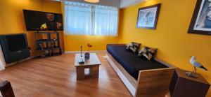 TV a/nebo společenská místnost v ubytování COSTANERA MAR DE AJO + 12 fotografií