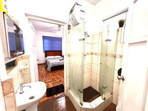 y baño con ducha y lavamanos. en Colonial Style Apartment in San Isidro, en Lima
