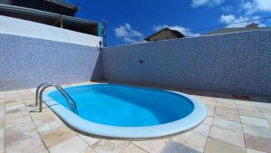 uma grande banheira azul ao lado de uma parede em FLAT 206 MAR E SOL em Porto de Galinhas
