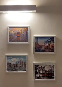 cuatro cuadros enmarcados colgando de una pared en WATERCOLOR House ,fibra internet and Disney plus, en Milán
