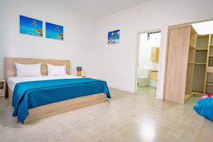 1 dormitorio con 1 cama con manta azul en A&B Villa en Grand Baie