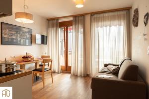 salon z kanapą i stołem w obiekcie Haus Percha Mountain Apartments w mieście Percha