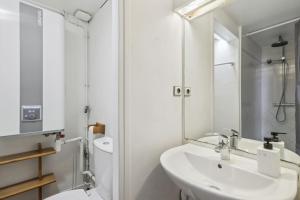 ein weißes Bad mit einem Waschbecken und einer Dusche in der Unterkunft Unique Apartment for 4 - Paris & Disney in Champigny-sur-Marne