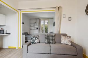 ein Wohnzimmer mit Sofa und ein Schlafzimmer in der Unterkunft Unique Apartment for 4 - Paris & Disney in Champigny-sur-Marne