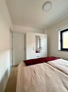 sypialnia z dużym łóżkiem i oknem w obiekcie Apartman Bjelasnica - vila Smuk w mieście Bjelašnica