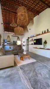 ein Wohnzimmer mit einem Sofa und einem Tisch in der Unterkunft A Casa de Ponta in Maragogi