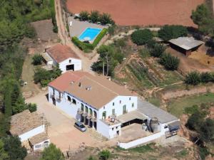 uma vista aérea de uma casa com piscina em Belvilla by OYO Mas Set Rengs 2 em Guardiola