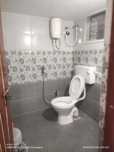 Ένα μπάνιο στο sri venkateswara Grand homestay- Hill View ,Ac service Apartment ,Nearest to Alipiri