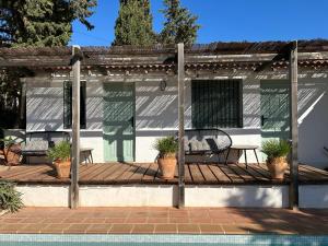 Bazén v ubytovaní Cortijo Vacas Gordas Villas alebo v jeho blízkosti