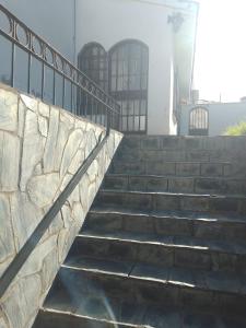 um conjunto de escadas em frente a um edifício em Hostel Alto Alberdi em Córdoba