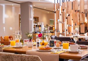 un comedor con una mesa con comida y bebida en Hotel Konradshof en Bad Griesbach