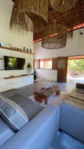 ein Wohnzimmer mit einem Sofa und einem Tisch in der Unterkunft A Casa de Ponta in Maragogi