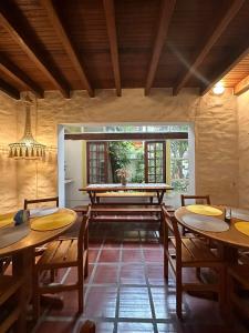 a dining room with tables and chairs and a window at Thalassa Pousada in Arraial do Cabo