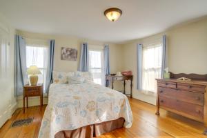 - une chambre avec un lit, une commode et des fenêtres dans l'établissement Historic Hoopersville Getaway on Chesapeake Bay!, à Fishing Creek