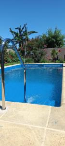 une piscine avec un robinet extérieur dans l'établissement Los Aromos, à Federación