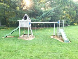 um parque infantil com um escorrega e uma estrutura de jogos em Black Bear Lodge @ Middle Creek em Stevens