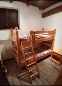 - une chambre avec 2 lits superposés et une échelle dans l'établissement Mansarda Natalia, à Gallio
