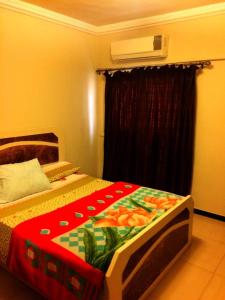 sypialnia z łóżkiem z wzorem kwiatowym w obiekcie City Square شقق فندقية مكيفة باطلالة علي البحر w Aleksandrii