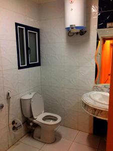 łazienka z toaletą i umywalką w obiekcie City Square شقق فندقية مكيفة باطلالة علي البحر w Aleksandrii
