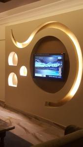 TV na ścianie z kołem w ścianie w obiekcie City Square شقق فندقية مكيفة باطلالة علي البحر w Aleksandrii