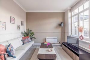Ruang duduk di Windsor Castle Chic: 1BR,Parking