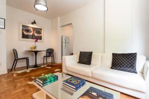 sala de estar con sofá blanco y mesa en Unhotel - Apartamento Design no Leblon, Perto da Praia, en Río de Janeiro
